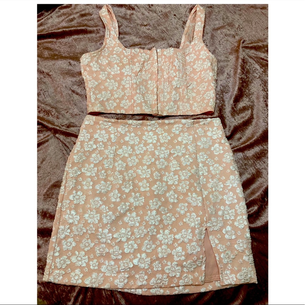 Two piece set crop top and high waisted skirt 🛍